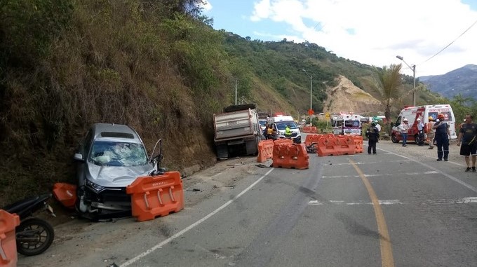 Fotos: accidente de tránsito en la vía Medellín-San Jerónimo dejó un motociclista muerto y varios vehículos destruidos