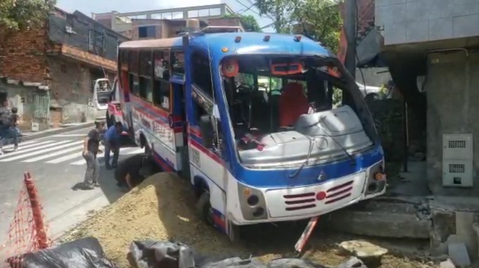 EN VIDEO: ¡Qué susto! Bus se quedó sin frenos bajando por Robledo