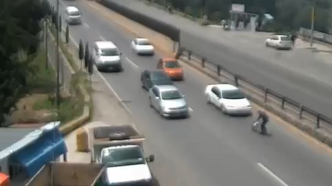 Video: En un acto heroico, un hombre salvó a un perro de ser atropellado, pero causó un grave accidente