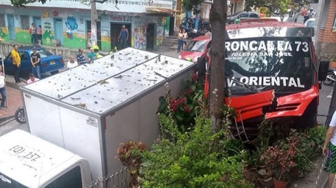 EN FOTOS: ¡Por poco sucede una tragedia! Accidente de tránsito en el barrio Castilla dejó dos heridos leves