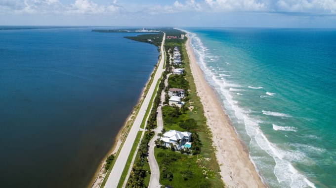 El “catastrófico” Dorian encara Bahamas como huracán de categoría 5