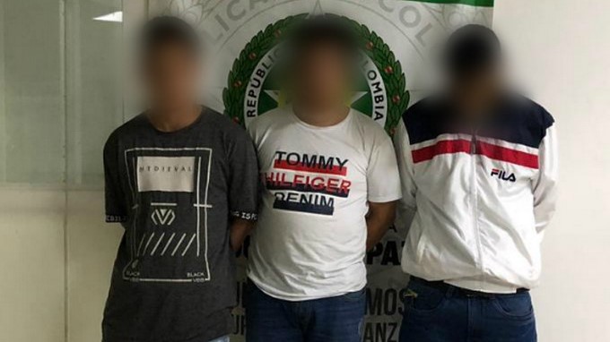 Los cogieron a los tres cuando iban en un carro por Boston y llevaban un arma 1 capturados con un arma de fuego en boston