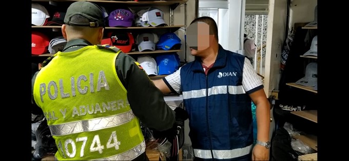 Fotos: tres capturados y más de $400 millones de contrabando incautado dejó operativo en el centro de Medellín 2 capturas por contrabando