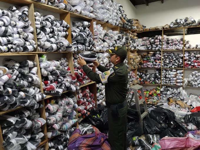 Fotos: tres capturados y más de $400 millones de contrabando incautado dejó operativo en el centro de Medellín 3 contrabando