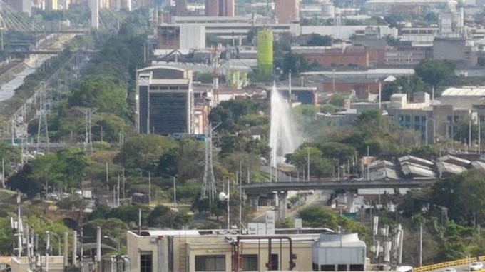 EN VIDEO: Se dañó un tubo madre de agua del sector de Industriales