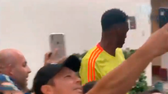 Vídeo. Qué tiestazo le pegaron a Yerri Mina, tanto que se enojó y se fue