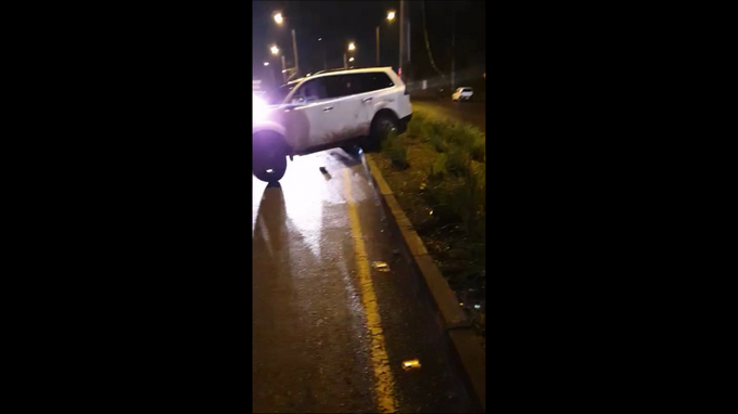 Videos: una camioneta al parecer tumbó un poste de luz en Las Palmas y mandó a un motociclista a un abismo