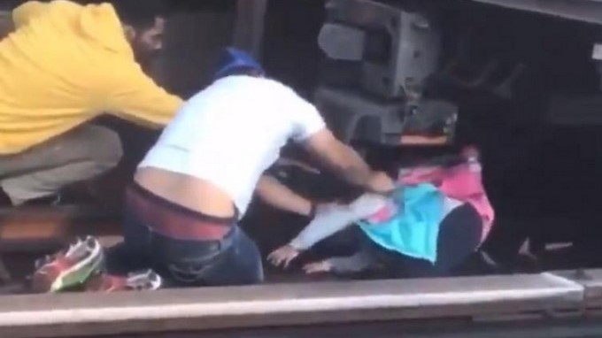 EN VIDEO: Un hombre se lanzó a las vías del tren con su hija de 5 años y por fortuna la niña se salvó