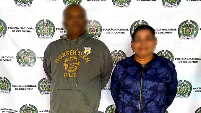 EN VIDEO: Esta pareja habría atracado a los pasajeros de un bus en Conquistadores 1 hombre y mujer robaron a los psajeros de un bus