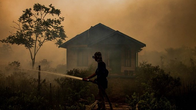 El cielo de Sumatra se pinta de rojo de tantos incendios en las últimas semanas