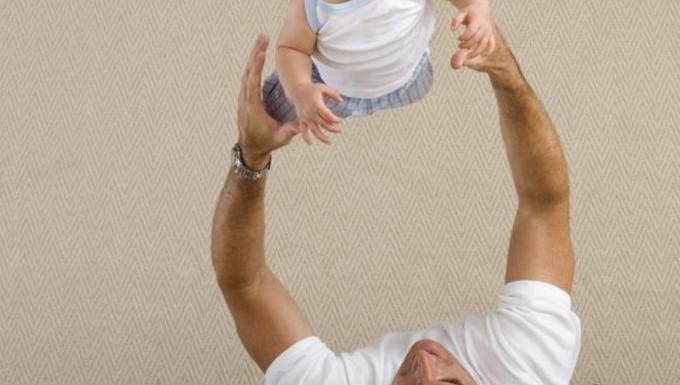 ¡Qué brutalidad! Jugando con una bebé la lanzó al techo y la mató al golpearla contra el ventilador