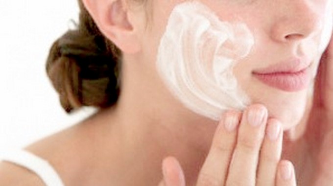 Mujer terminó en coma tras usar crema facial que compró en Internet