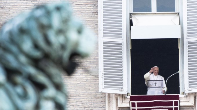 El papa pide rezar para expresar cercanía a los migrantes y refugiados