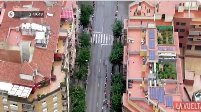 Un helicóptero de la Vuelta a España descubre una terraza ‘repleta’ de matas de marihuana