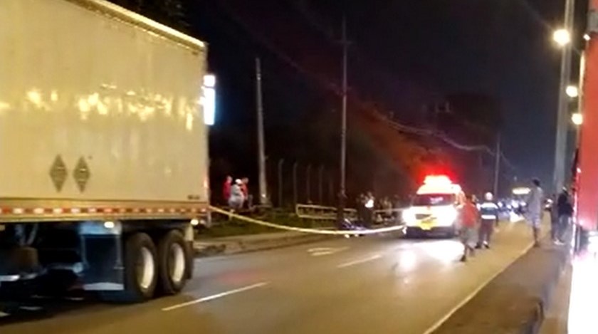 Video: Motociclista perdió la vida en un accidente de tránsito con un tractocamión en la Autopista Norte