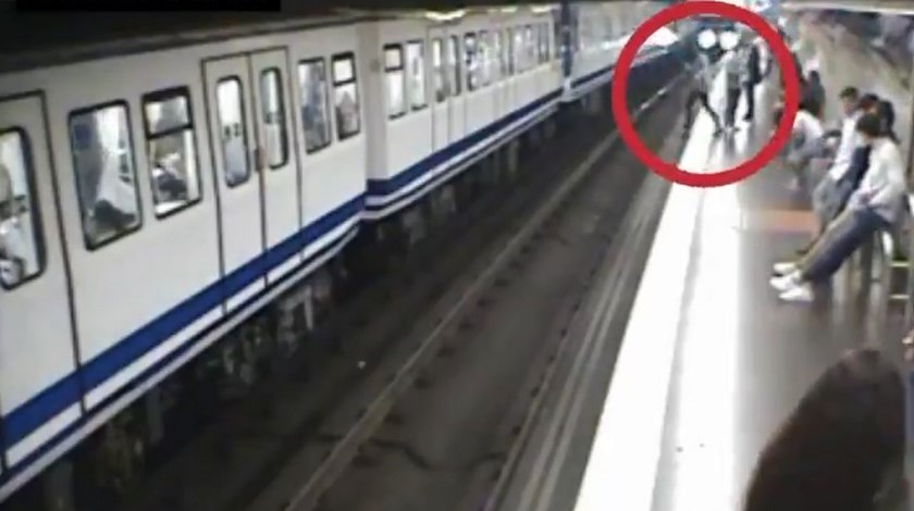Video: Por andar mirando el celular una mujer se cayó a las vías del Metro de Madrid