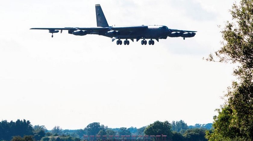 Foto: ¡Qué peligro!, parte de un bombardero B-52 de EE.UU cayó en el patio de una casa