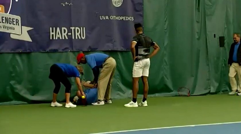 Video: Tenista desquitó su furia arrojando su raqueta, le dio a uno de los jueces y fue descalificado 1 31 10 19 Michael Mmoh tenista