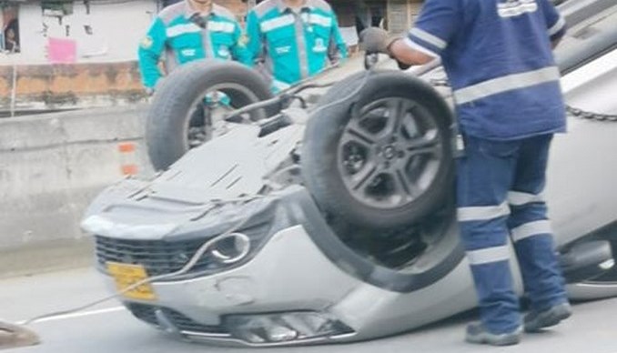 Fotos: Volcamiento de un vehículo en la vía 4.1 a la altura de Blanquizal generó congestión vehicular
