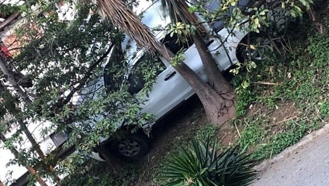 Conductora en presunto estado de embriaguez se chocó contra un árbol en el barrio Boston