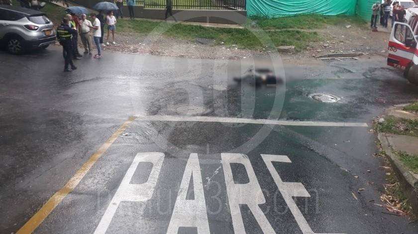 Fotos: Hombre que iba en un monopatín perdió la vida al chocar contra una camioneta en Envigado