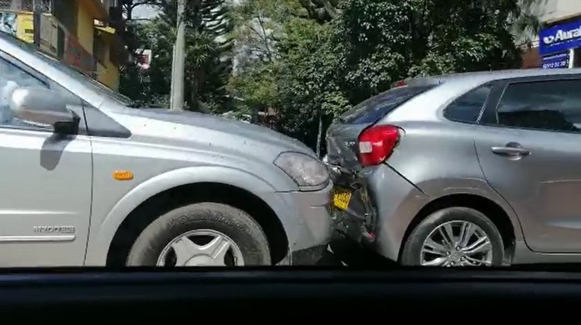 EN VIDEO: Choque múltiple en la 10: Cuatro carros se chocaron a la altura del Éxito de El Poblado 