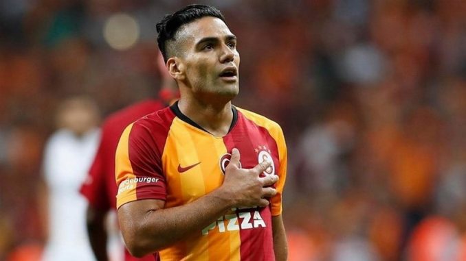 El-futbolista-colombiano-Radamel-Falcao-Garcia-anota-gol-con-el-Galatasaray