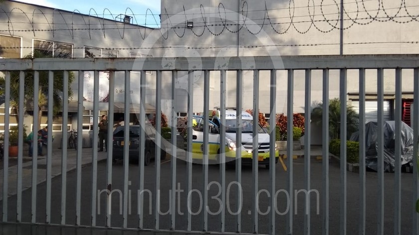 Fotos y video: Una caldera explotó dentro de una fábrica en el barrio Caribe y dejó una persona muerta y dos más heridas