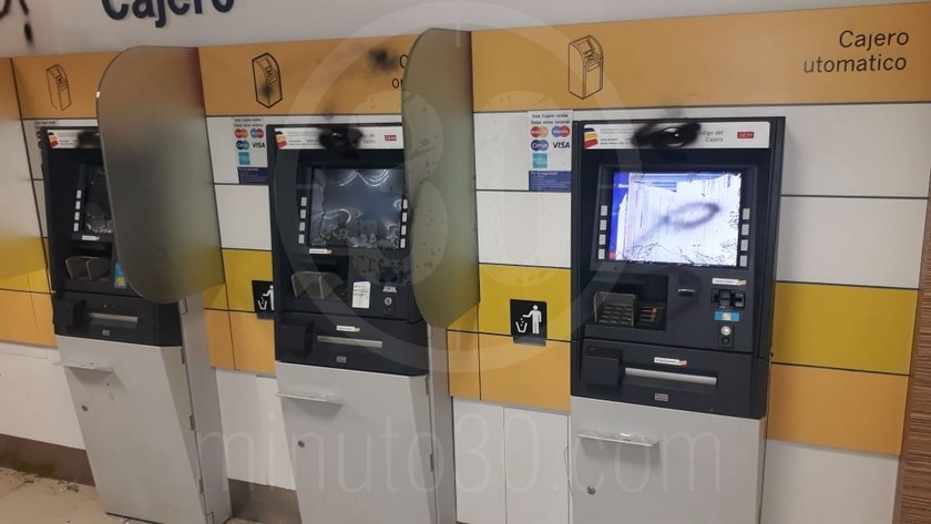 Destruyeron cajeros automáticos en la Avenida 80 durante protestas