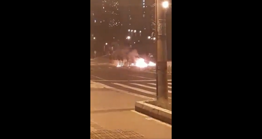 Video: En medio del fuego quedaron miembros del Esmad a los que les tiraron bombas molotov en Robledo