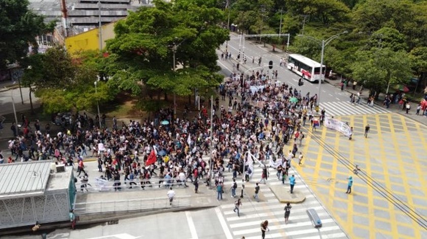 ¡Pilas! Marcha estudiantil en Medellín cambió de rumbo y ahora se dirige hacia la Universidad de Antioquia