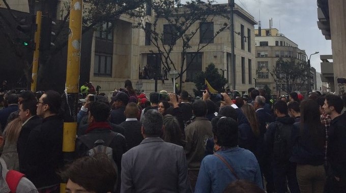 VIDEOS: En las afueras del Palacio de Justicia se vive un ambiente tenso entre seguidores y opositores de Uribe
