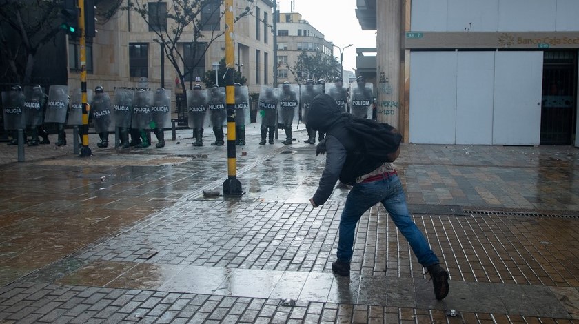 Al menos $50 millones costará arreglar los daños de vándalos en marchas estudiantiles en Bogotá