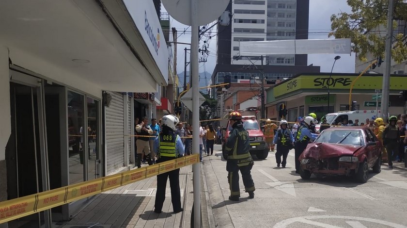 Fotos y video: ¡Terrible! Un carro perdió el control y se estrelló contra un banco en Itagüí, dejando varios heridos
