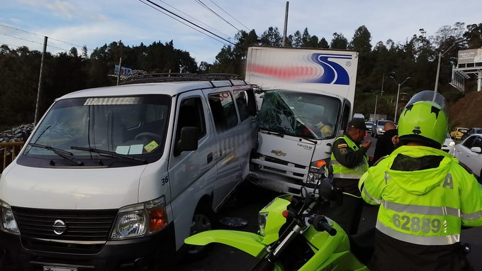 FOTO: ¡Qué susto! Un carro escolar con niños pequeños estuvo involucrado en accidente en Las Palmas