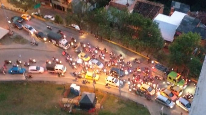 EN VIDEO: ¡Tremendo taco! En plena hora pico se presentó un accidente de tránsito en Robledo, por la vía al mar