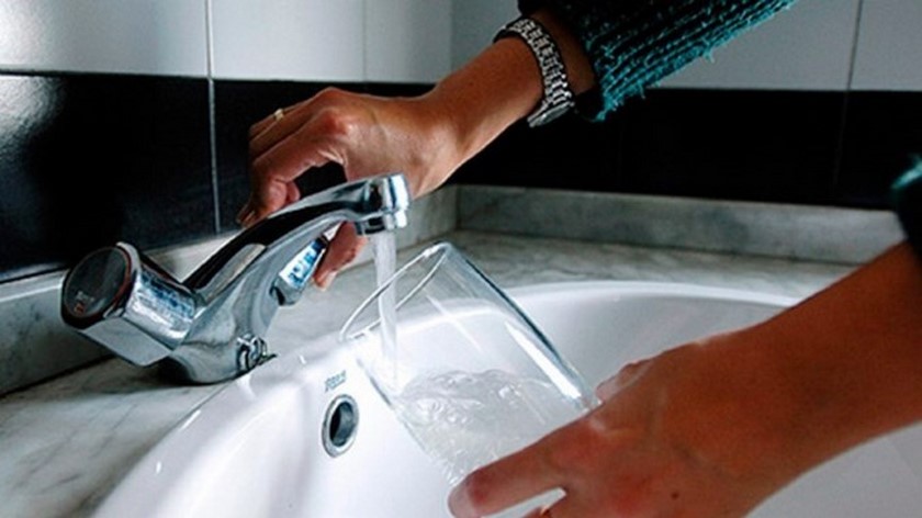 ¡Pilas! Porque para arreglar una tubería, este viernes quitarán el agua en barrios de Medellín