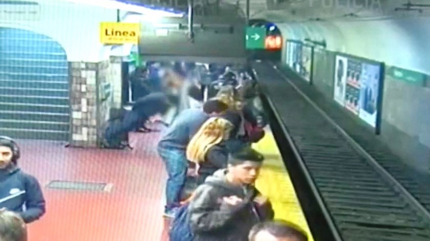 Mujer cae a las vías del metro en Buenos Aires tras desmayo de otra persona que la hizo tambalear