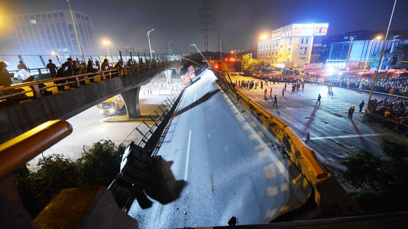 Aparatoso derrumbe de un puente en China dejó tres muertos