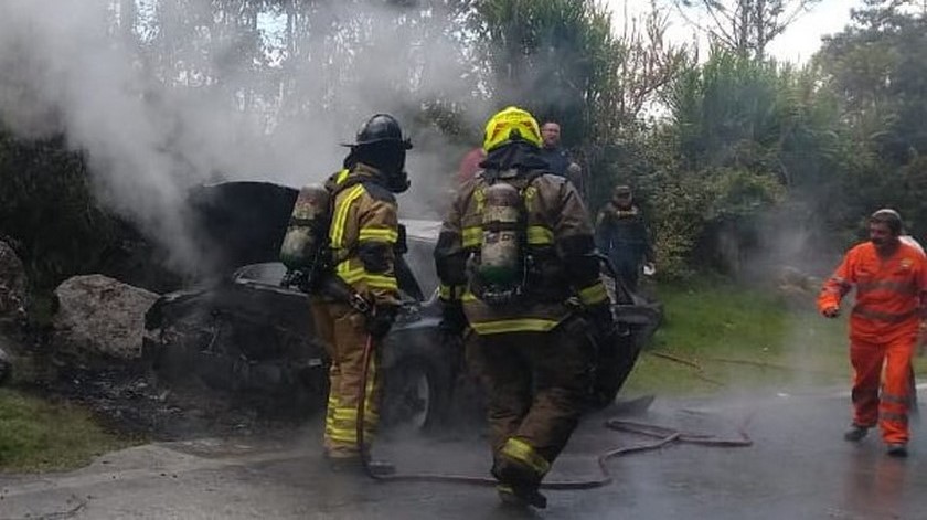 En la vía a Santa Elena se prendió un carro y se incineró por completo