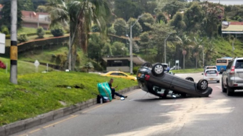 Un carro que terminó volcado en Las Palmas causó congestión vehicular