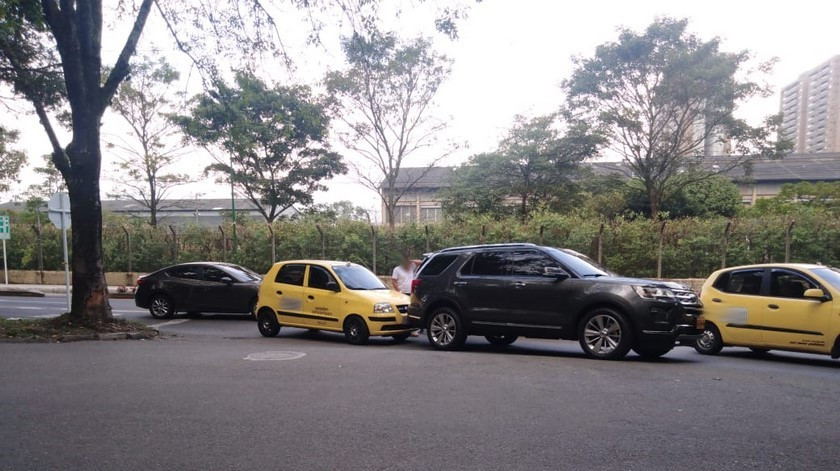 Taxi le dio por detrás a un particular en el sector de Industriales