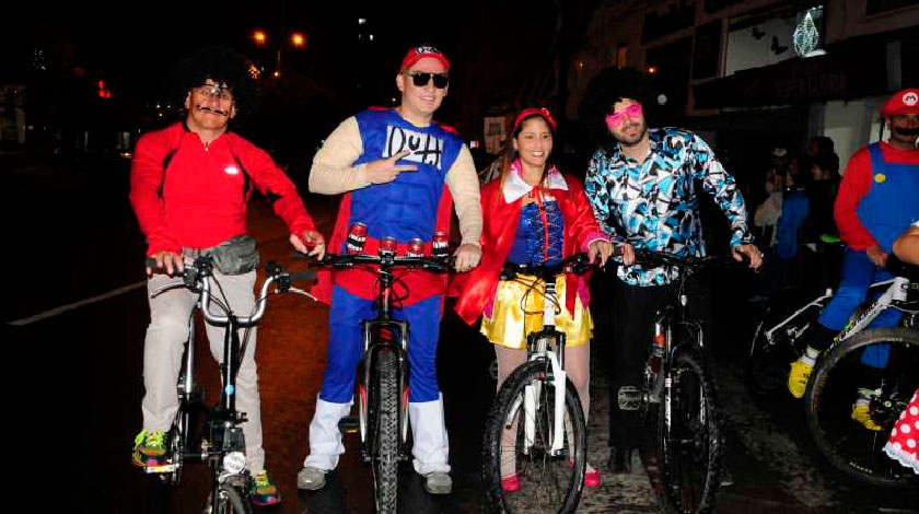 Ciclistas disfrazados. Foto cortesía para ilustrar la noticia.