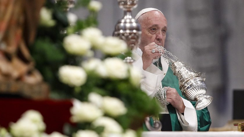 El papa critica a quien sigue hipócrita sus oraciones y olvida al prójimo