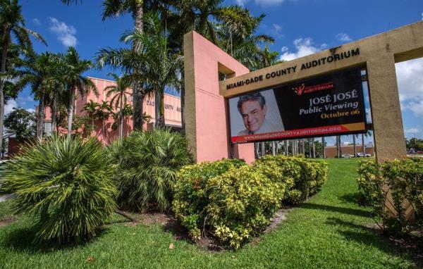 Dolor y reconocimiento a la figura de José José en su despedida en Miami
