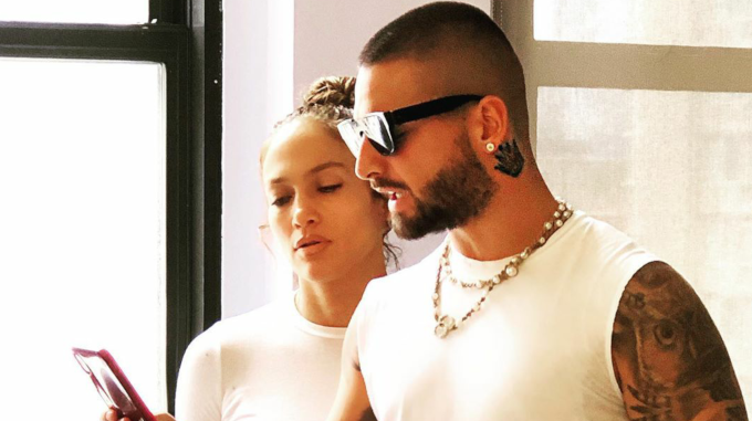 FOTOS: Jennifer López y Maluma ya están ensayando el guión de la cinta en la que serán “novios”