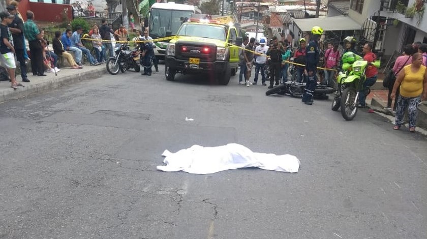 Fotos: en un accidente de tránsito, peatón perdió la vida luego de ser atropellado por un moticiclista en Villatina