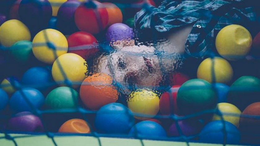 Niño de 2 años es trasladado a UCI tras quedar atrapado en una piscina de pelotas