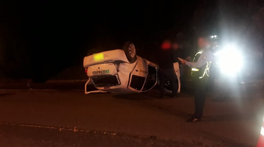 Fotos: volcado, así terminó un carro de enseñanza que al parecer manejaba un joven en Las Palmas