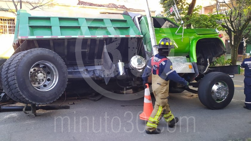 Fotos: Una volqueta se ‘desarmó’ en Boston y se le cayeron sus llantas traseras porque el pavimento se hundió